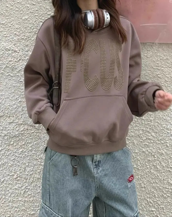 Sweat femme casual “FOCUS”, coupe loose confortable, col rond, manches longues, inscription texturée, poche kangourou
