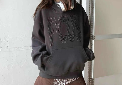 Sweat femme “FOCUS” gris foncé, style casual loose, col rond classique, poche kangourou frontale, inscription en relief