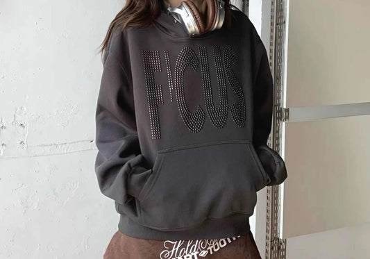 Sweat femme “FOCUS” gris foncé, style casual loose, col rond classique, poche kangourou frontale, inscription en relief