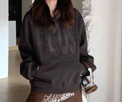Sweat femme “FOCUS” gris foncé, style casual loose, col rond classique, poche kangourou frontale, inscription en relief