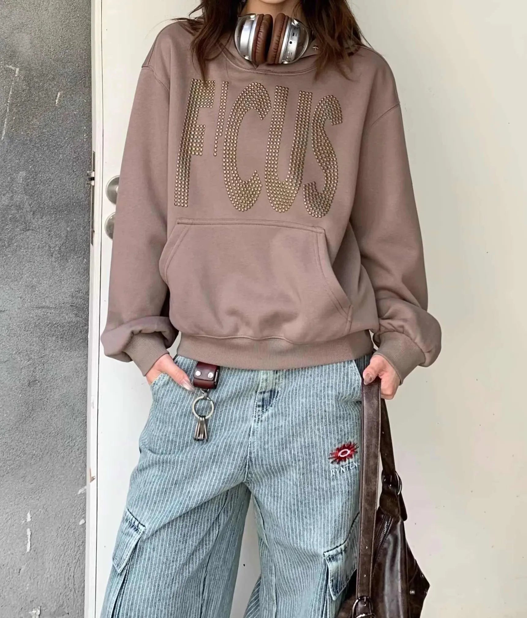 Sweat femme “FOCUS” couleur taupe, col rond, coupe loose décontractée, manches longues, inscription en relief et poche kangourou