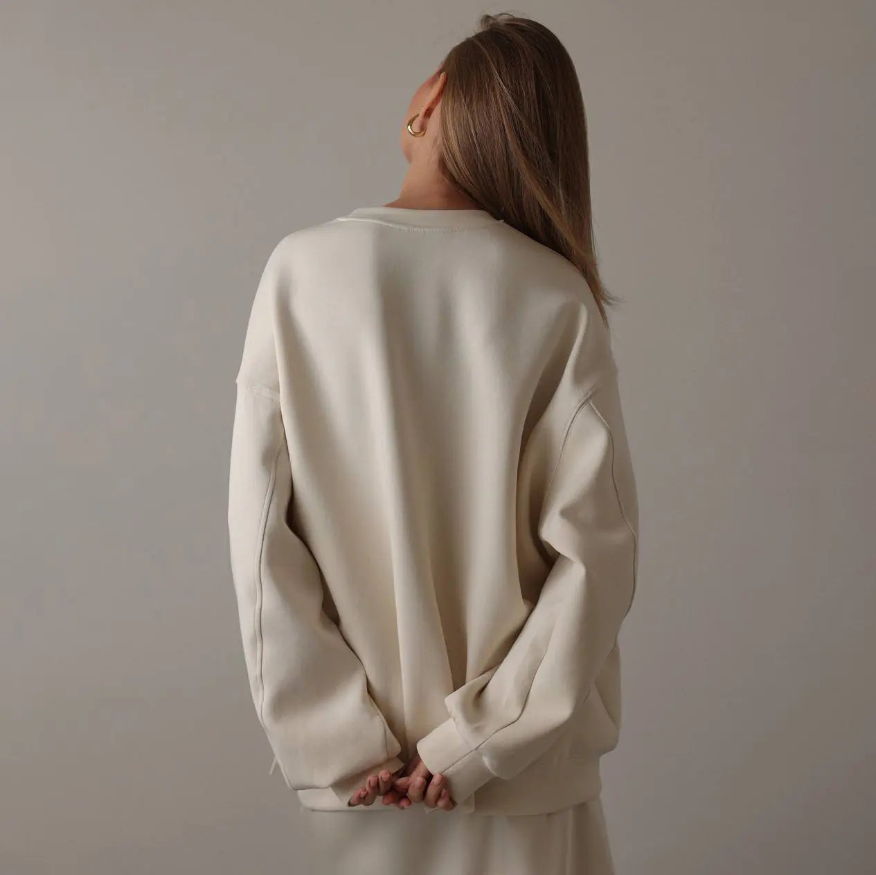 Sweat femme blanc avec motif 3D, coupe régulière, style urbain moderne et confortable