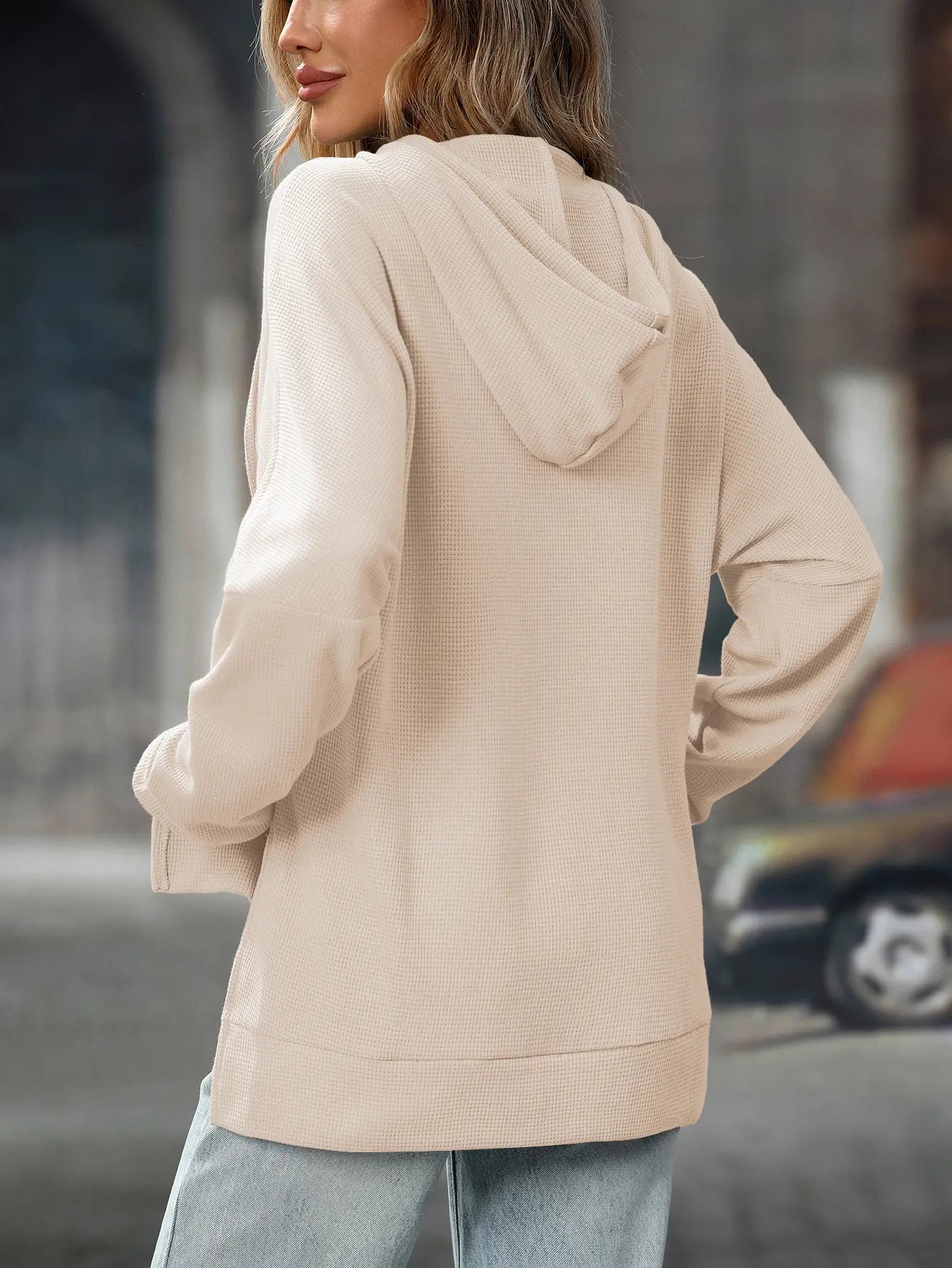 Sweat femme streetwear en coton gaufré, coupe décontractée, capuche à cordon, poche kangourou frontale, manches longues côtelées