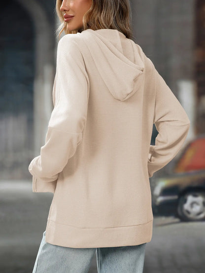 Sweat femme streetwear en coton gaufré, coupe décontractée, capuche à cordon, poche kangourou frontale, manches longues côtelées