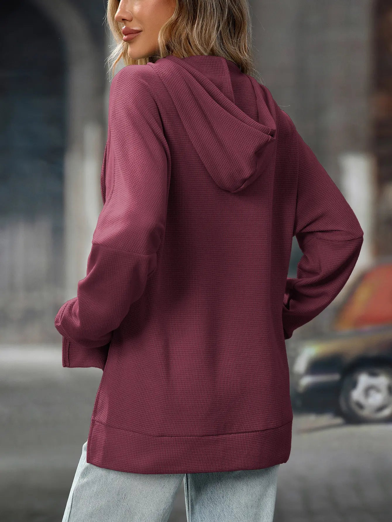 Sweat femme streetwear en coton gaufré, coupe décontractée, capuche à cordon, poche kangourou frontale, manches longues côtelées