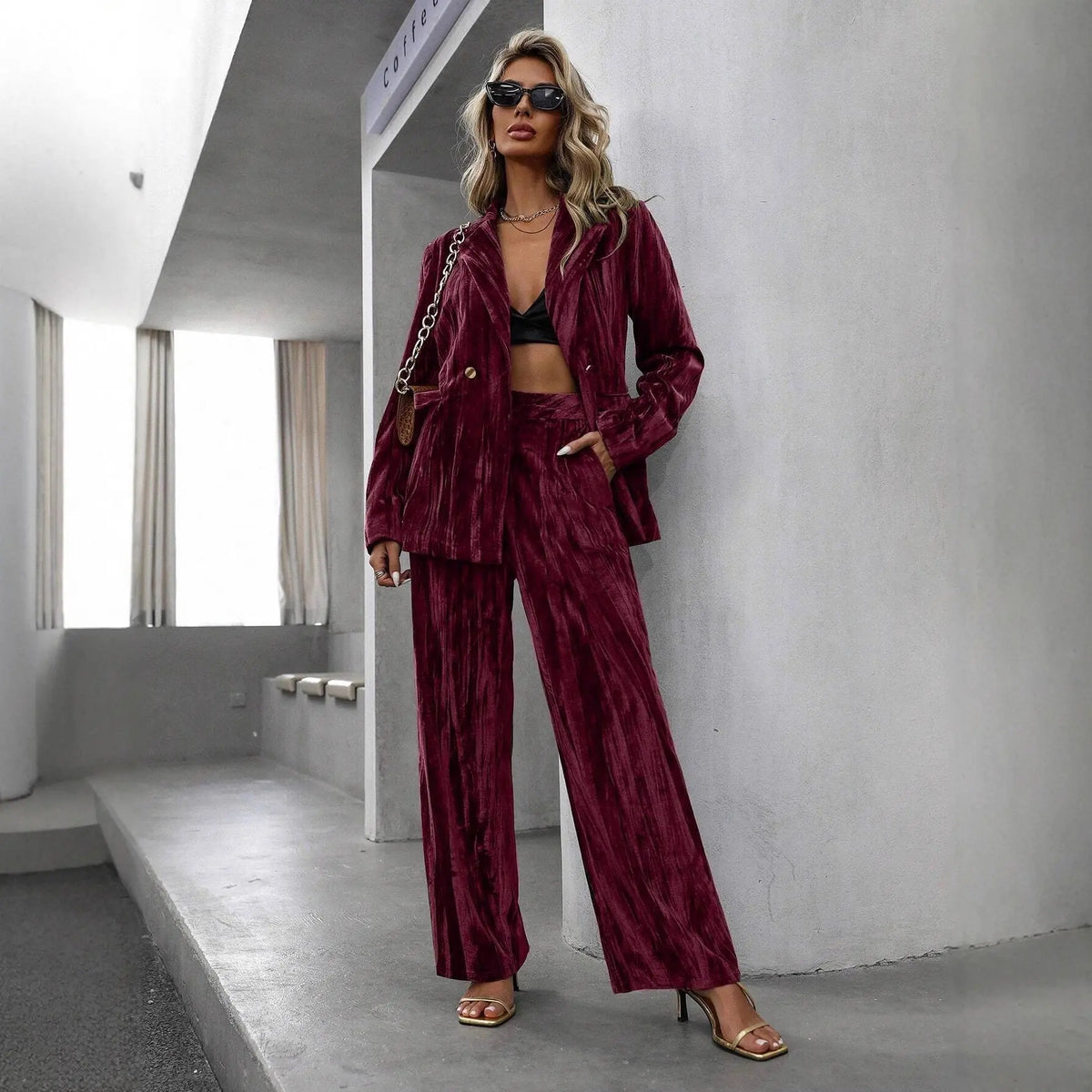 Ensemble tailleur femme bordeaux en velours avec veste longue et pantalon large SecretBombe