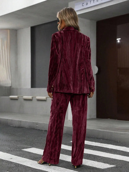 Vue arrière du tailleur femme bordeaux en velours avec blazer et pantalon large SecretBombe