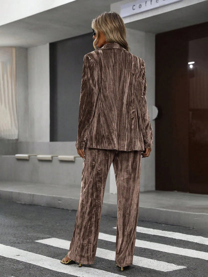 Vue arrière du tailleur femme marron en velours avec blazer et pantalon large SecretBombe