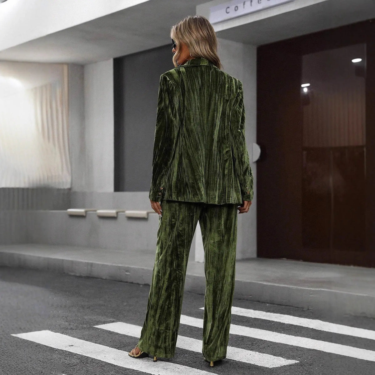 Vue arrière du tailleur femme en velours vert foncé avec pantalon large SecretBombe