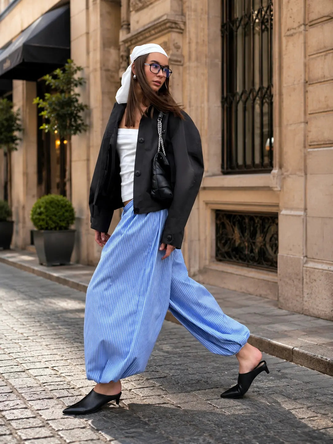 Femme portant un pantalon bouffant bleu à rayures et un top blanc tendance SecretBombe