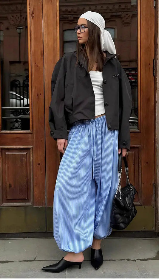 Look féminin avec top bustier blanc et pantalon ample bleu SecretBombe