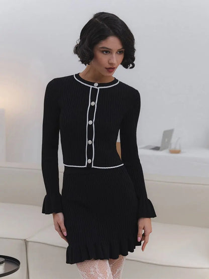 Tenue femme chic, gilet à boutons et jupe courte assortie, style décontracté et élégant, coupe ajustée et cintrée, confortable.