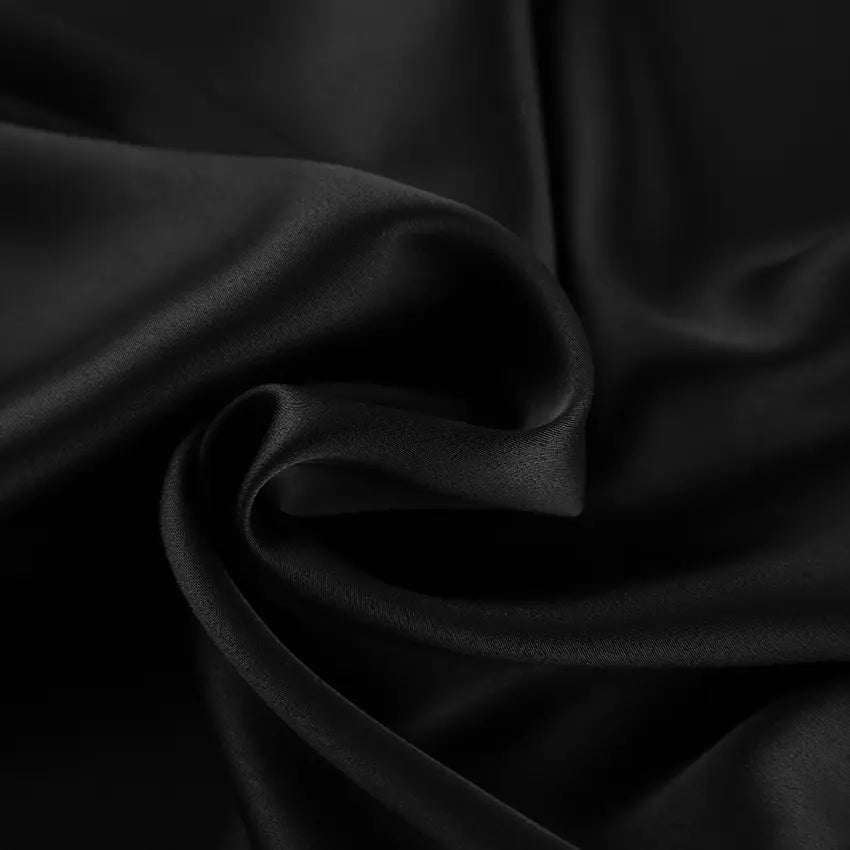  Détail du tissu satiné noir de la mini-jupe femme SecretBombe