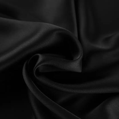 Détail du tissu satiné noir de la mini-jupe femme SecretBombe