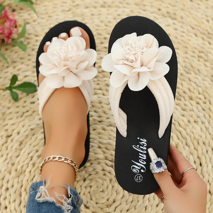 Tongs femme légères beige avec fleurs décoratives pour l’été