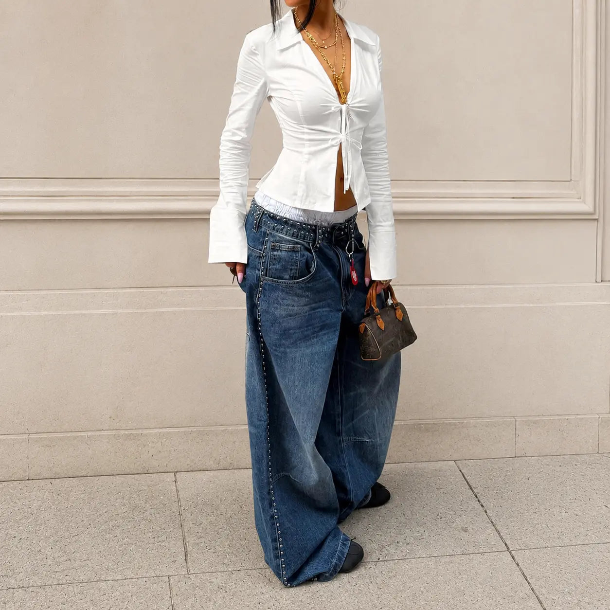 Top blanc tendance femme col V et fermeture nouée devant