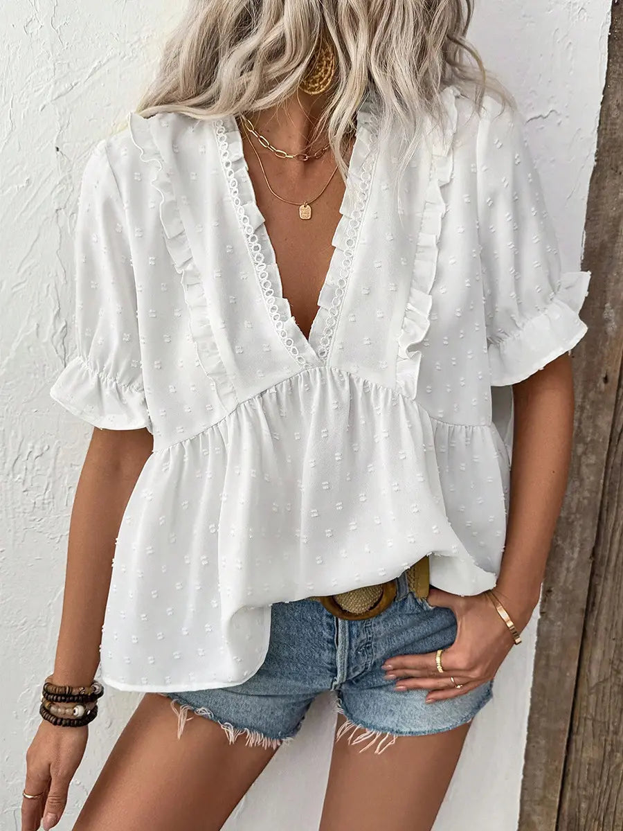 Top femme blanc raffiné, coupe ample et fluide, détails froncés et empiècements travaillés, look féminin et chic