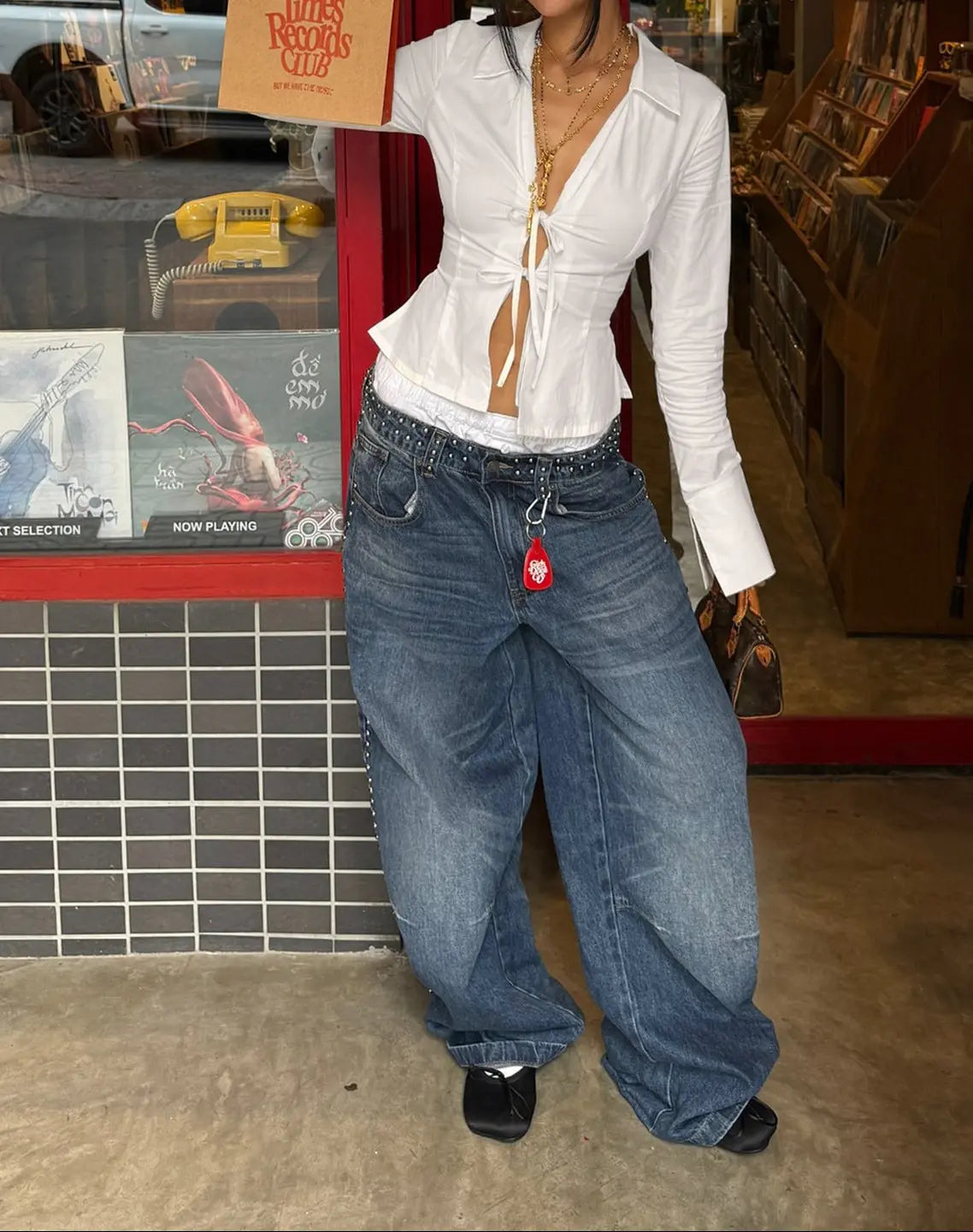 Haut blanc femme chic décontracté porté avec jean large
