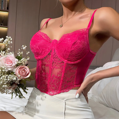 Top bustier framboise en dentelle porté avec un jean SecretBombe