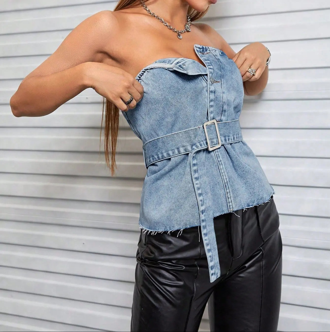 Top bustier femme structuré avec ceinture, style streetwear chic en denim