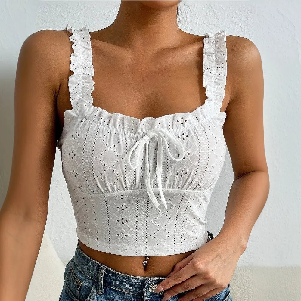 Top crop blanc femme à broderie anglaise, effet corset, fines bretelles volantées