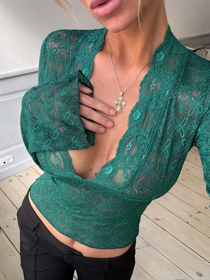 Top vert  en dentelle florale, manches longues et col en V.