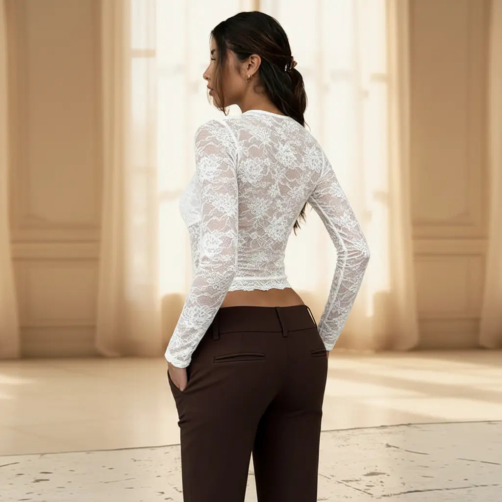 Haut femme blanc en dentelle avec décolleté en V, élégant et tendance | SecretBombe