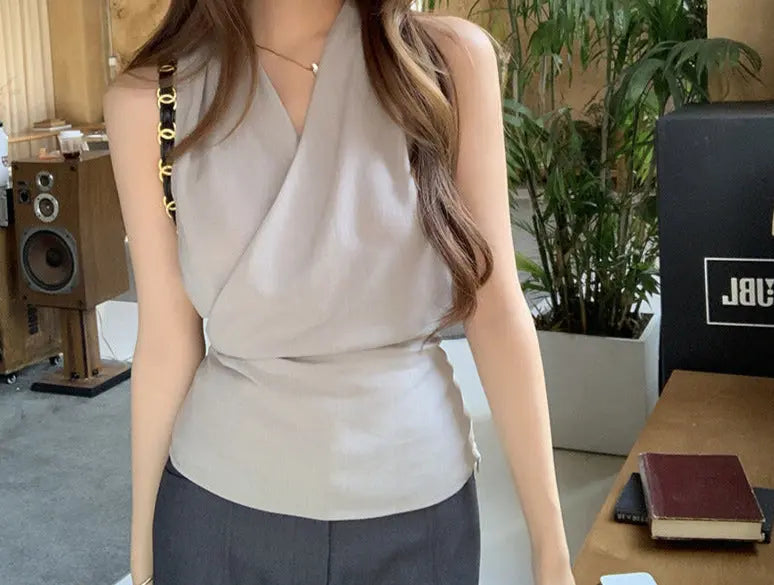 Top femme casual gris, tissu fluide et extensible, coupe loose courte, pliage structuré à l’avant, look confortable et tendance