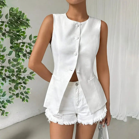 Top femme blanc, coupe cintrée flatteuse, sans manches, fermeture à boutons sur le devant, style élégant et chic