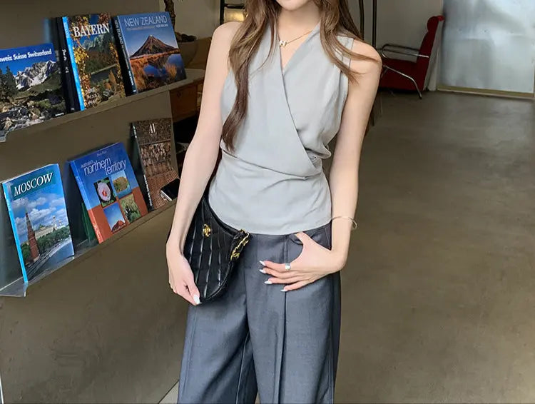 Top femme gris fluide et extensible, coupe loose courte et cintrée, encolure drapée, pliage structuré, style casual confortable