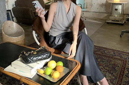Top femme loose et cintré, gris, effet drapé à l’encolure, pliage structuré à l’avant, style casual modern