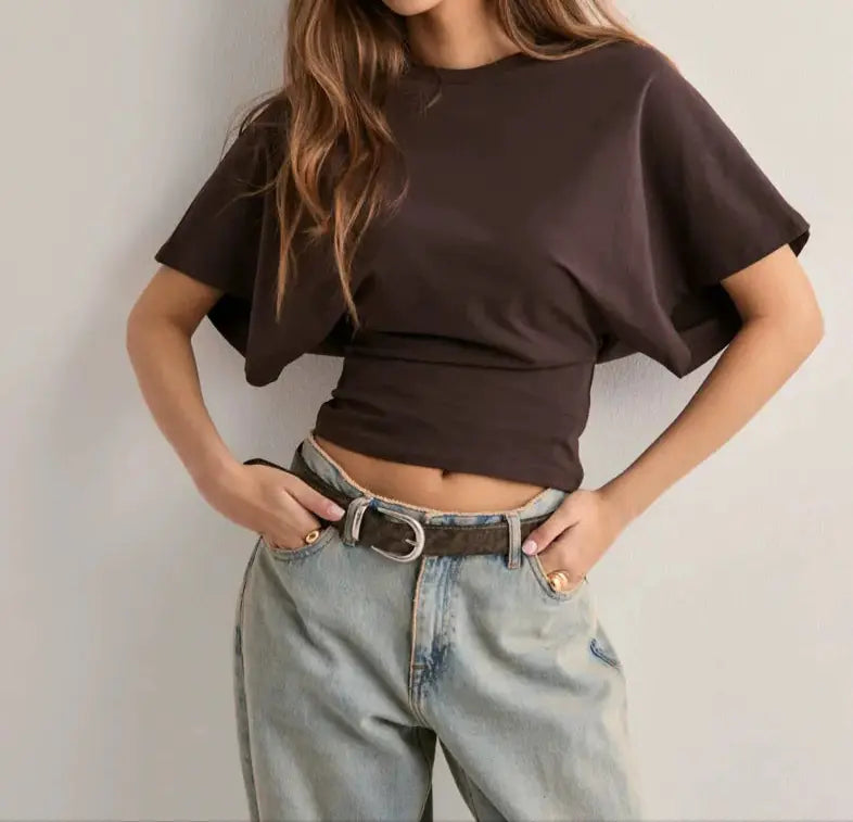 Top femme moderne streetwear, coupe cintrée et ample, manches courtes type chauve-souris, coloris tendance, tissu polyester léger