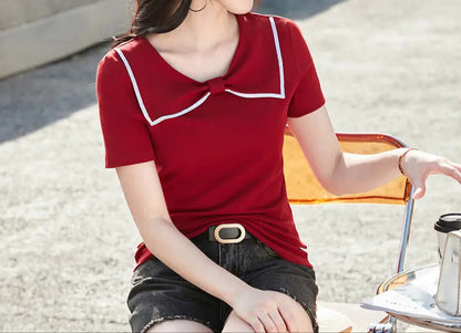 Top femme ajusté avec nœud décoratif en rouge, manches courtes