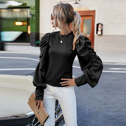 Top noir femme élégant et décontracté, manches longues sculptées bouffantes, style urban chic moderne