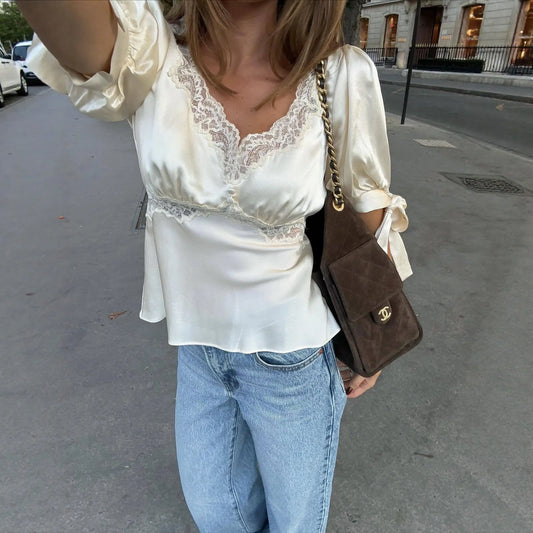 Blouse blanche en dentelle avec manches courtes bouffantes