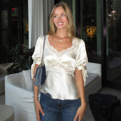 Blouse blanche en dentelle avec manches courtes bouffantes
