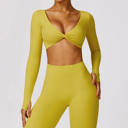 Mannequin portant le top de sport croisé torsadé papillon, coupe ajustée