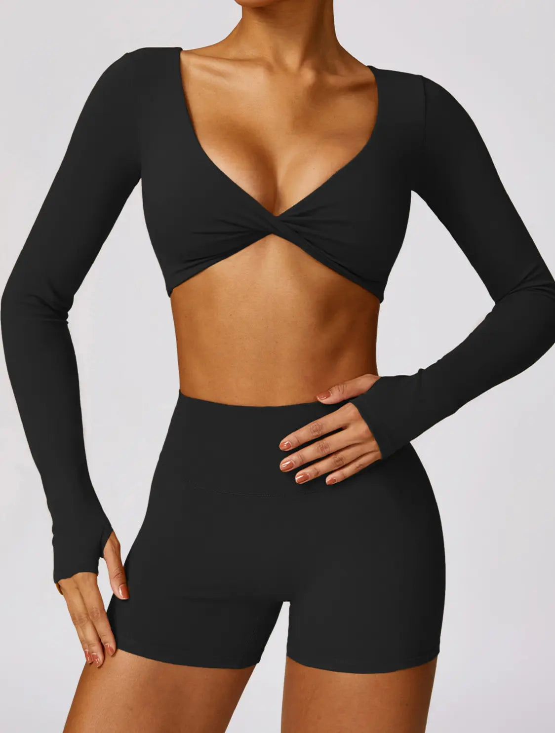 Top de sport noir croisé torsadé, vue de dos, coupe ajustée et tendance