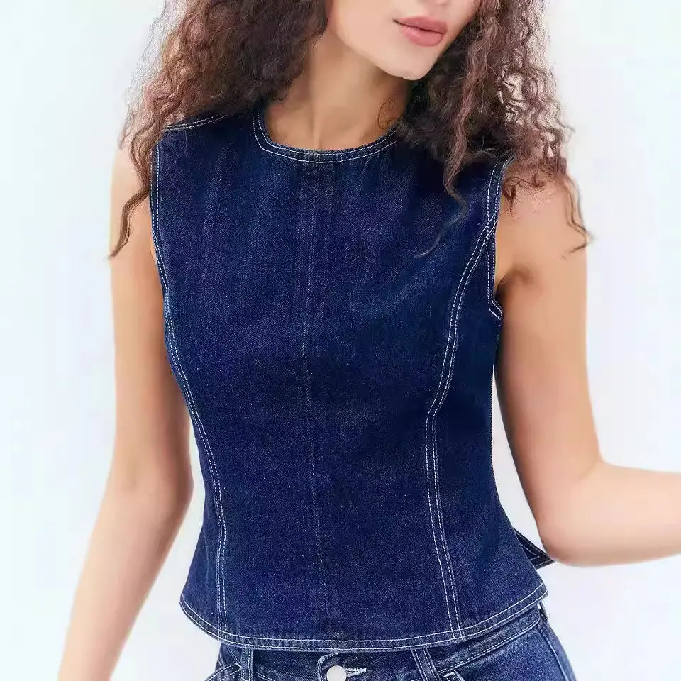 Femme portant un top vintage en denim bleu, style casual chic secretbombe