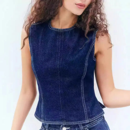Femme portant un top vintage en denim bleu, style casual chic secretbombe