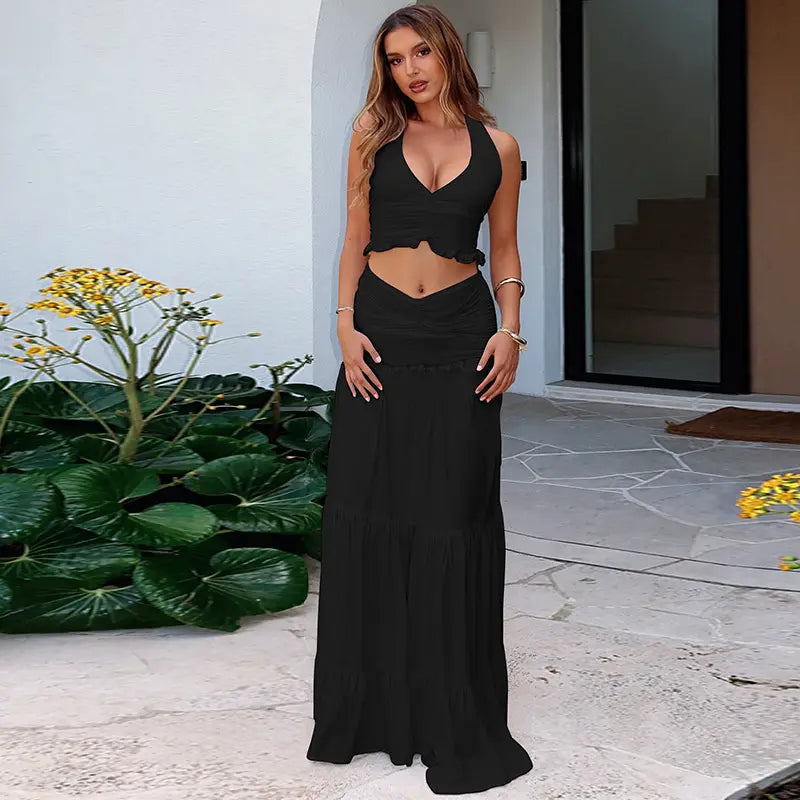 Ensemble street chic, top sans manches et jupe longue effet plissé/drapé, style tendance femme, coupe ajustée et fluide.