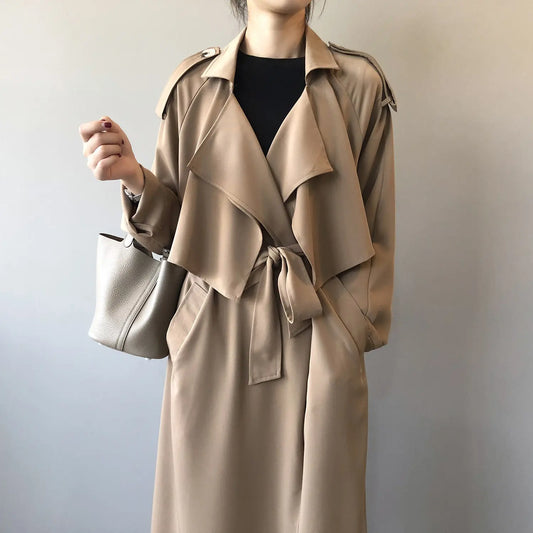 « Trench femme élégant à coupe droite, manches longues, disponible en taupe et noir, style quotidien, matière légère et confortable. »