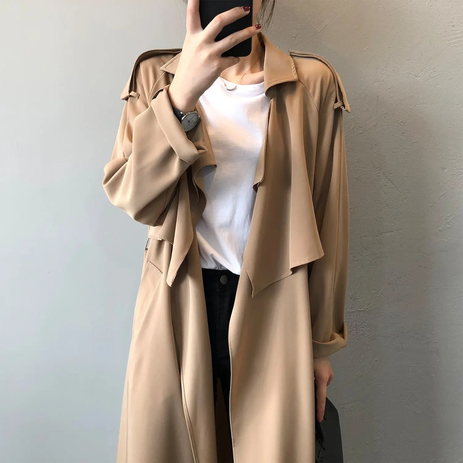 « Trench chic pour femme, style raffiné et intemporel, coupe droite, manches longues, parfait pour un look élégant au quotidien. »