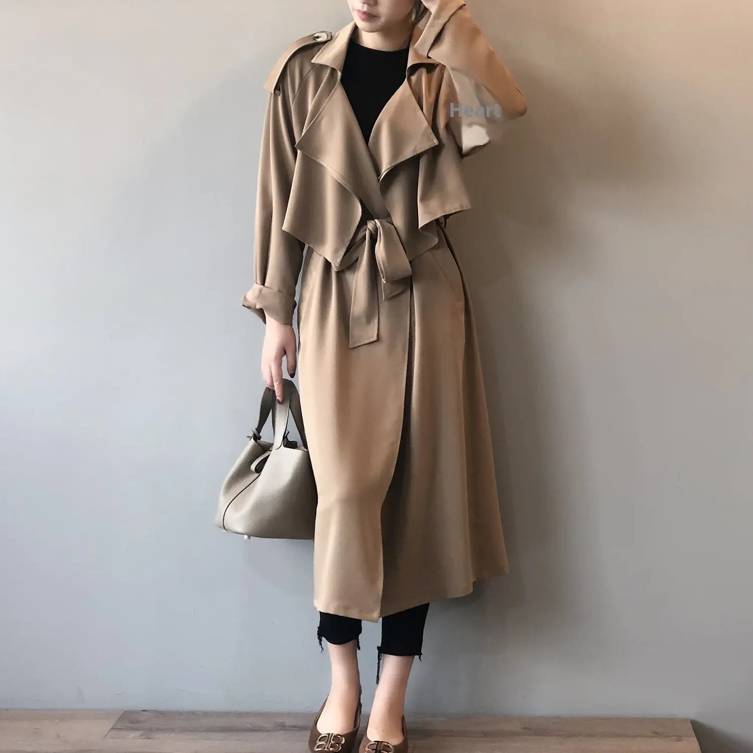 « Veste trench intemporelle pour femme, style chic quotidien, disponible en noir et taupe, coupe droite classique. »