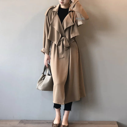 « Veste trench intemporelle pour femme, style chic quotidien, disponible en noir et taupe, coupe droite classique. »