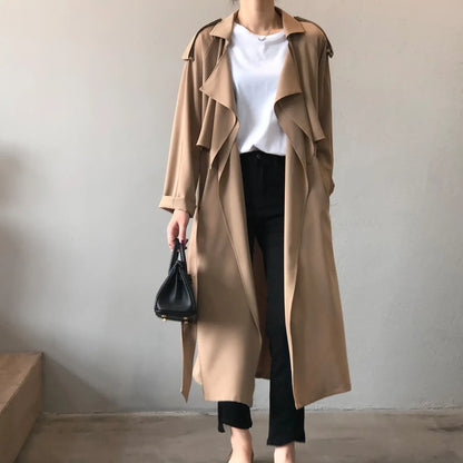 « Trench féminin léger, manches longues, style raffiné et moderne, parfait pour toutes les saisons, coloris taupe ou noir. »