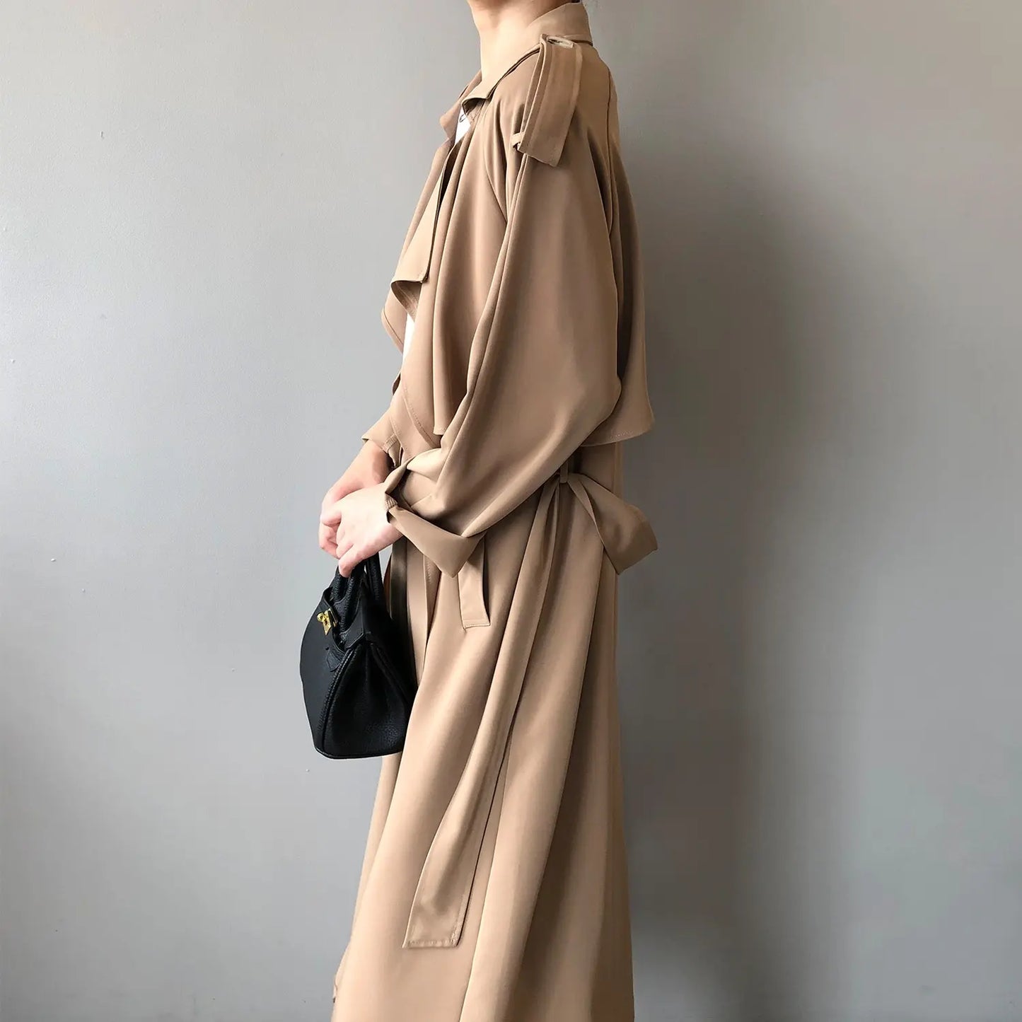 « Trench femme élégant à manches longues, coupe droite, couleur taupe, matière légère pour un tombé fluide et confortable. »