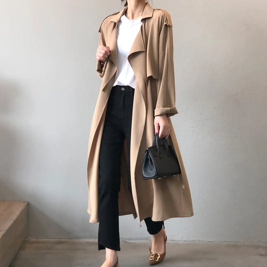 Trench coat au design sophistiqué avec texture raffinée et tombé léger, parfait pour un style chic au quotidien