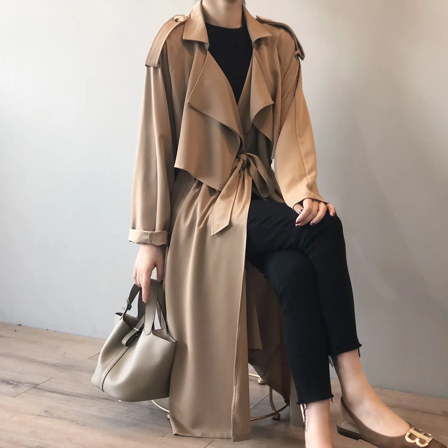 « Trench femme en soie synthétique légère, tombé fluide, confortable, manches longues, disponible en taupe et noir. »