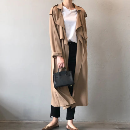 « Trench femme intemporel, fluide et léger, parfait pour un style chic et confortable au quotidien, disponible en taupe et noir. »